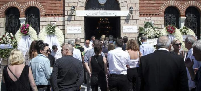 Πλήθος κόσμου στο τελευταίο αντίο στον Μάνο Αντώναρο -Δημοσιογράφοι, πολιτικοί, καλλιτέχνες (Εικόνες)